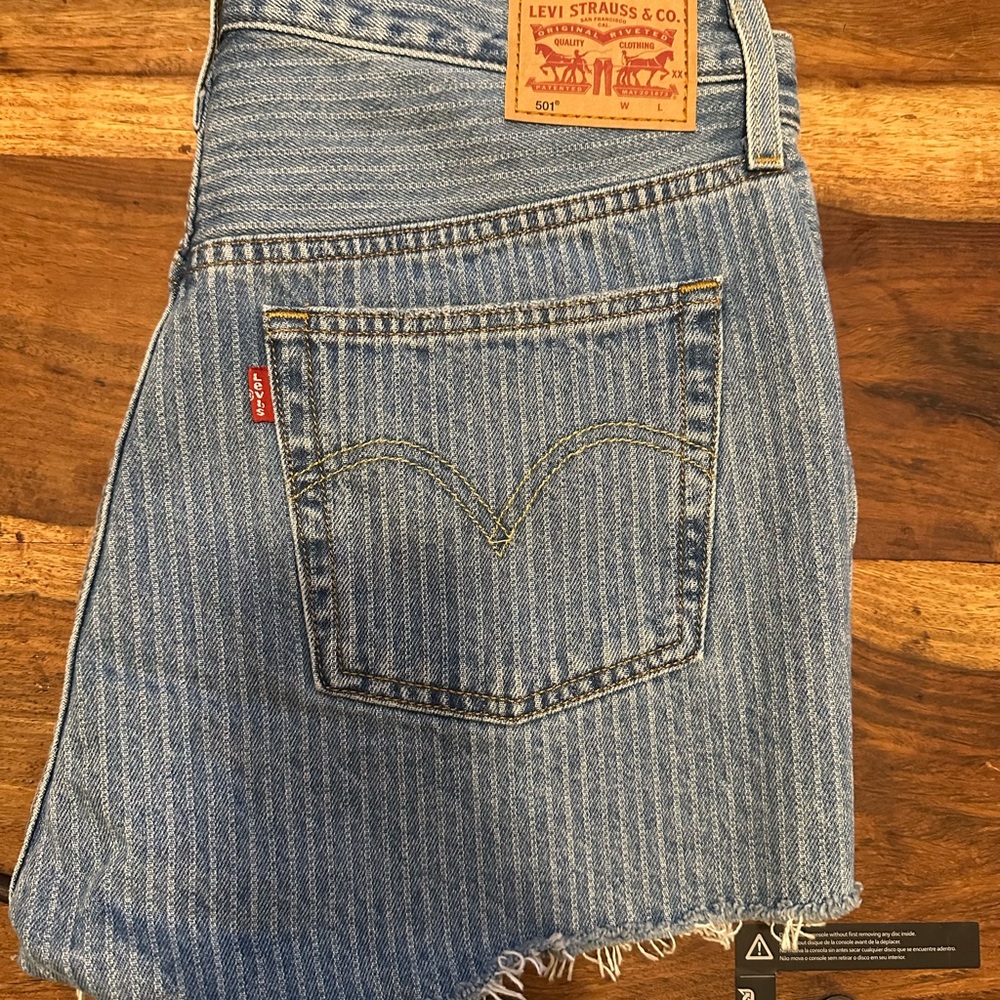 Levi's Women's Blue Denim Shorts - Picture 7 of 8